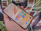 Realme 16 Pro 5G w stylowym tle graffiti, idealny na miejskie przygody.