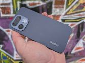 Realme 16 Pro 5G w stylowym tle graffiti, idealny na miejskie przygody.