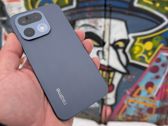 Realme 16 Pro 5G w wyjątkowym otoczeniu graffiti - stylowy design w akcji.