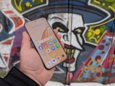 Realme 16 Pro 5G w wyjątkowym otoczeniu graffiti - stylowy design w akcji.