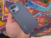 Realme 16 Pro 5G w wyjątkowym otoczeniu graffiti - stylowy design w akcji.