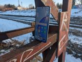 Realme 16 Pro 5G prezentuje się stylowo w różnych zimowych sceneriach i na tle graffiti.