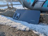 Realme 16 Pro 5G prezentuje się stylowo w różnych zimowych sceneriach i na tle graffiti.