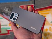 Realme 16 Pro 5G prezentuje się stylowo w różnych zimowych sceneriach i na tle graffiti.