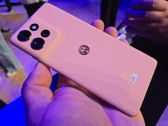 Zobacz wygląd i design Motorola Edge 50 Neo w różnych kolorach i ujęciach.