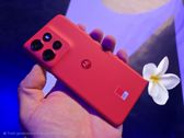 Zobacz wygląd i design Motorola Edge 50 Neo w różnych kolorach i ujęciach.