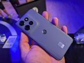 Zobacz wygląd i design Motorola Edge 50 Neo w różnych kolorach i ujęciach.