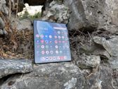 Motorola Razr Fold prezentuje się stylowo na tle naturalnych kamieni i skał. Motorola Razr Fold prezentuje się stylowo na tle naturalnych kamieni i skał.