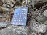 Motorola Razr Fold prezentuje się stylowo na tle naturalnych kamieni i skał. Motorola Razr Fold prezentuje się stylowo na tle naturalnych kamieni i skał.