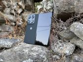 Motorola Razr Fold prezentuje się stylowo na tle naturalnych kamieni i skał. Motorola Razr Fold prezentuje się stylowo na tle naturalnych kamieni i skał.