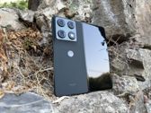 Motorola Razr Fold prezentuje się stylowo na tle naturalnych kamieni i skał. Motorola Razr Fold prezentuje się stylowo na tle naturalnych kamieni i skał.