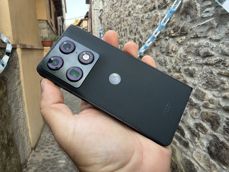 Aparaty fotograficzne Motorola Razr Fold w różnych ujęciach i zbliżeniach. Aparaty fotograficzne Motorola Razr Fold w różnych ujęciach i zbliżeniach.