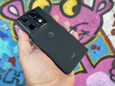 Motorola Razr Fold zachwyca wyglądem i designem, idealnie komponując się z otoczeniem. Motorola Razr Fold zachwyca wyglądem i designem, idealnie komponując się z otoczeniem.