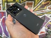 Motorola Razr Fold zachwyca wyglądem i designem, idealnie komponując się z otoczeniem. Motorola Razr Fold zachwyca wyglądem i designem, idealnie komponując się z otoczeniem.