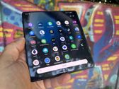 Zobacz, jak Motorola Razr Fold prezentuje się w codziennym użytkowaniu i w ogrodzie. Zobacz, jak Motorola Razr Fold prezentuje się w codziennym użytkowaniu i w ogrodzie.
