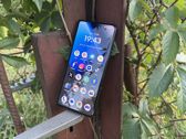 Zobacz, jak Motorola Razr Fold prezentuje się w codziennym użytkowaniu i w ogrodzie. Zobacz, jak Motorola Razr Fold prezentuje się w codziennym użytkowaniu i w ogrodzie.