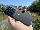 Motorola Razr Fold w naturalnym otoczeniu, zachwycający wygląd i unikalny design. Motorola Razr Fold w naturalnym otoczeniu, zachwycający wygląd i unikalny design.