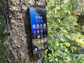 Motorola Razr Fold w naturalnym otoczeniu - doskonałe połączenie elegancji i innowacji. Motorola Razr Fold w naturalnym otoczeniu - doskonałe połączenie elegancji i innowacji.