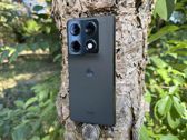 Motorola Razr Fold w naturalnym otoczeniu - doskonałe połączenie elegancji i innowacji. Motorola Razr Fold w naturalnym otoczeniu - doskonałe połączenie elegancji i innowacji.