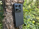 Motorola Razr Fold w naturalnym otoczeniu - doskonałe połączenie elegancji i innowacji. Motorola Razr Fold w naturalnym otoczeniu - doskonałe połączenie elegancji i innowacji.