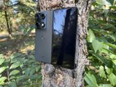 Motorola Razr Fold w naturalnym otoczeniu - doskonałe połączenie elegancji i innowacji. Motorola Razr Fold w naturalnym otoczeniu - doskonałe połączenie elegancji i innowacji.