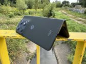 Motorola Razr Fold w wyjątkowych ujęciach podkreślających jego nowoczesny design. Motorola Razr Fold w wyjątkowych ujęciach podkreślających jego nowoczesny design.