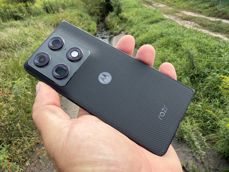 Aparaty fotograficzne Motorola Razr Fold w różnych ujęciach i zbliżeniach. Aparaty fotograficzne Motorola Razr Fold w różnych ujęciach i zbliżeniach.
