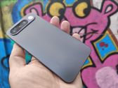 Realme 16 wyróżnia się nowoczesnym designem, idealnie komponującym się z miejskim stylem.