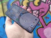Realme 16 wyróżnia się nowoczesnym designem, idealnie komponującym się z miejskim stylem.
