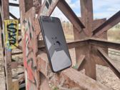 Realme 16 wyróżnia się nowoczesnym designem, idealnie komponującym się z miejskim stylem.