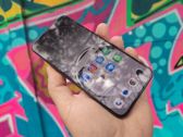 Odkryj elegancki design Realme 16 w miejskim otoczeniu graffiti.