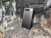 Odkryj elegancki design Realme 16 w miejskim otoczeniu graffiti.