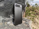 Odkryj elegancki design Realme 16 w miejskim otoczeniu graffiti.