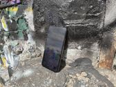 Odkryj elegancki design Realme 16 w miejskim otoczeniu graffiti.