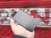 Odkryj wygląd i design Realme 16 w różnych stylowych sceneriach.