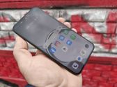 Odkryj wygląd i design Realme 16 w różnych stylowych sceneriach.