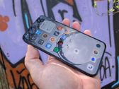 Realme 16 w różnych odsłonach - design, interfejs i detale na tle graffiti.