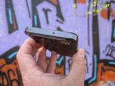 Realme 16 w różnych odsłonach - design, interfejs i detale na tle graffiti.