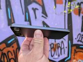 Realme 16 w różnych odsłonach - design, interfejs i detale na tle graffiti.