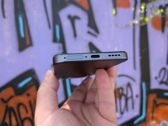 Realme 16 w różnych odsłonach - design, interfejs i detale na tle graffiti.