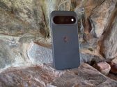 Google Pixel 11 Pro XL w naturalnym otoczeniu, ukazujący elegancki design i trwałość. Google Pixel 11 Pro XL w naturalnym otoczeniu, ukazujący elegancki design i trwałość.