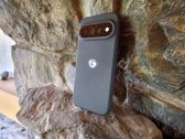 Google Pixel 11 Pro XL w naturalnym otoczeniu, ukazujący elegancki design i trwałość. Google Pixel 11 Pro XL w naturalnym otoczeniu, ukazujący elegancki design i trwałość.