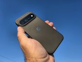 Google Pixel 11 Pro XL - elegancki design w plenerze i w ręku użytkownika. Google Pixel 11 Pro XL - elegancki design w plenerze i w ręku użytkownika.