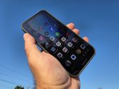 Google Pixel 11 Pro XL - elegancki design w plenerze i w ręku użytkownika. Google Pixel 11 Pro XL - elegancki design w plenerze i w ręku użytkownika.