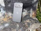 Google Pixel 11 Pro XL w stylowej odsłonie na tle graffiti i w codziennym użyciu. Google Pixel 11 Pro XL w stylowej odsłonie na tle graffiti i w codziennym użyciu.