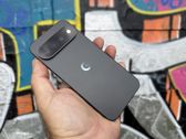 Google Pixel 11 Pro XL w stylowej odsłonie na tle graffiti i w codziennym użyciu. Google Pixel 11 Pro XL w stylowej odsłonie na tle graffiti i w codziennym użyciu.