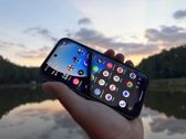 Google Pixel 11 Pro XL prezentuje się zjawiskowo w naturalnym świetle o zmierzchu. Google Pixel 11 Pro XL prezentuje się zjawiskowo w naturalnym świetle o zmierzchu.
