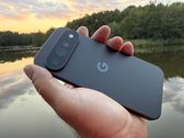 Google Pixel 11 Pro XL prezentuje się zjawiskowo w naturalnym świetle o zmierzchu. Google Pixel 11 Pro XL prezentuje się zjawiskowo w naturalnym świetle o zmierzchu.