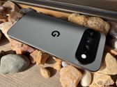 Google Pixel 11 Pro XL w naturalnej scenerii, podkreślający wyjątkowy design i aparat. Google Pixel 11 Pro XL w naturalnej scenerii, podkreślający wyjątkowy design i aparat.