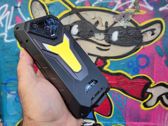 Ulefone Armor 34 Pro - wyjątkowy design uchwycony w dynamicznej scenerii graffiti.